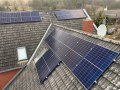 Východní a jižní strany střech RD, Ústecký kraj se solárními panely Canadian Solar