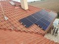 Instalované solární panely Canadian Solar na střeše rodinného domu