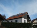 Orientace solárních panelů východ-západ na střeše rodinného domu, okres Ždár nad Sázavou