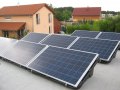 Solární panely na ploché střeše ve městě Kladno