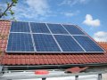 Tradiční, solární panely Canadian Solar na střeše RD Tábor