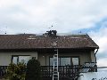 Umisťování 14 solárních panelů v Boru